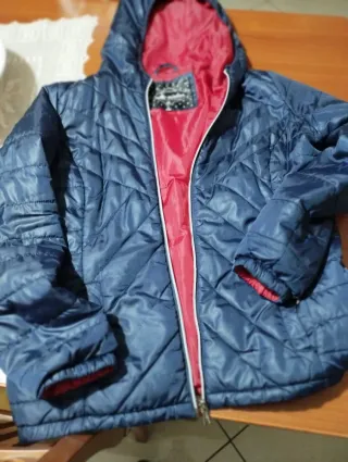 Piumino donna con cappuccio blu e rosso