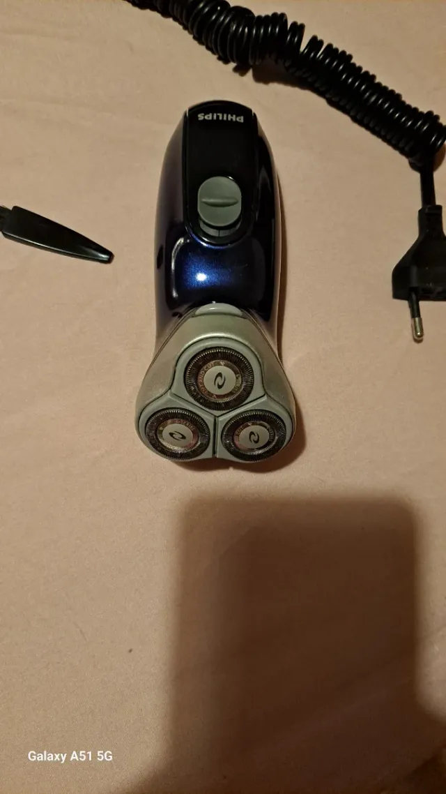 Máquina de afeitar Philips azul y plateada