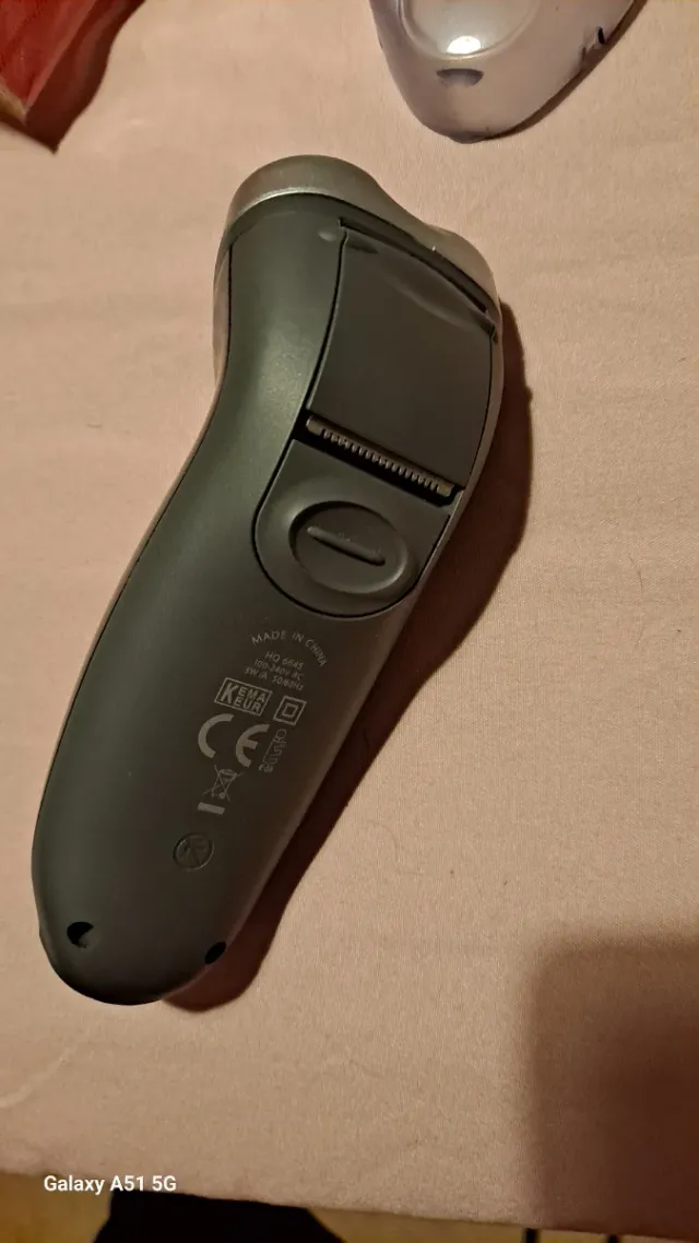 Máquina de afeitar Philips azul y plateada