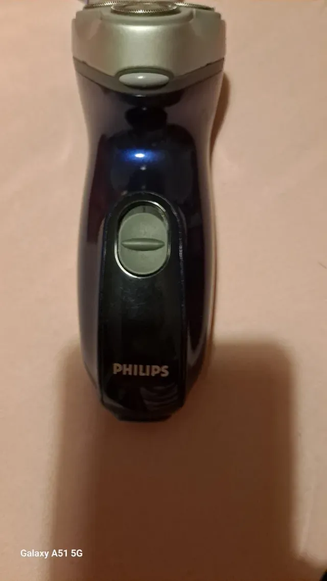 Máquina de afeitar Philips azul y plateada