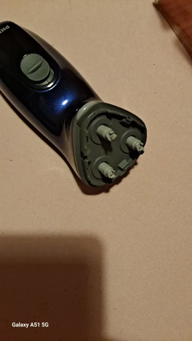 Máquina de afeitar Philips azul y plateada