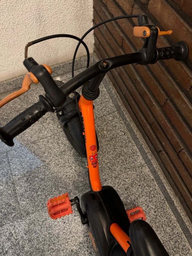 Bicicleta infantil Decathlon naranja 4-6 años