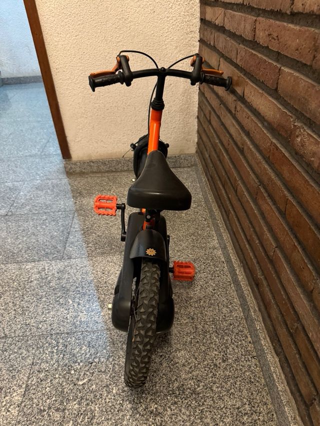 Bicicleta infantil Decathlon naranja 4-6 años
