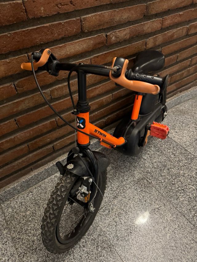 Bicicleta infantil Decathlon naranja 4-6 años