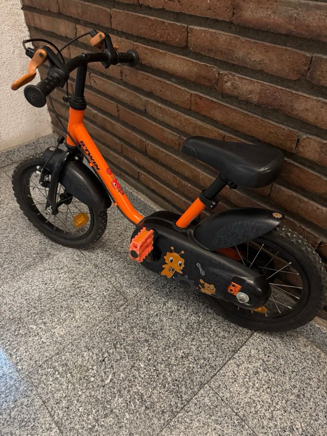 Bicicleta infantil Decathlon naranja 4-6 años
