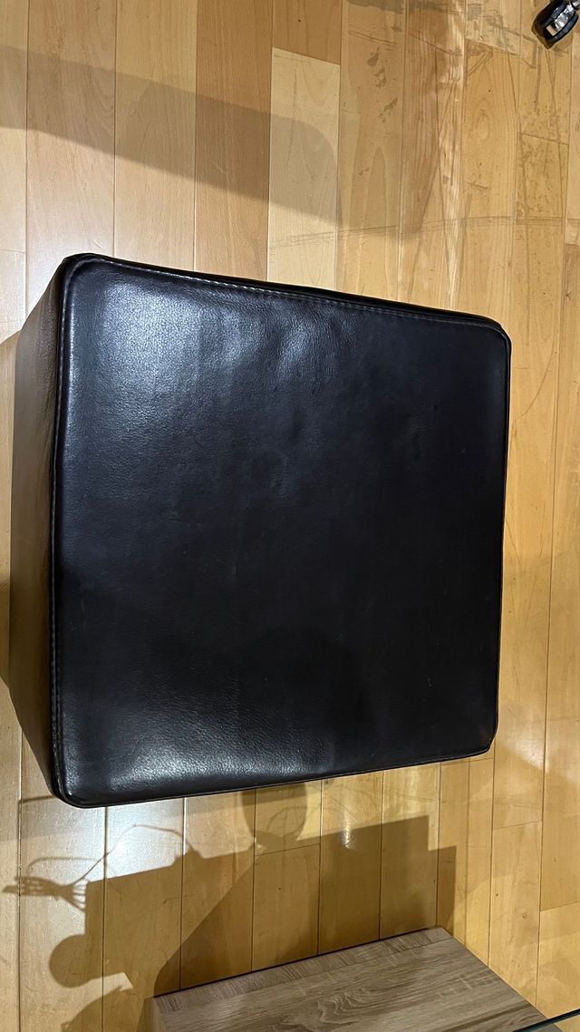 Puf de cuero negro