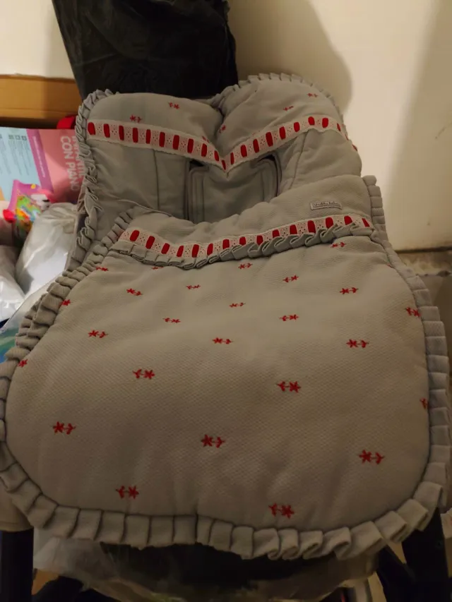 Saco Carro Bebé Gris Estrellas Rojas