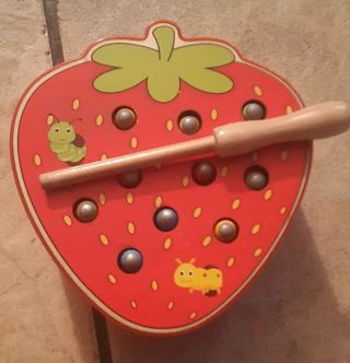 Gioco acchiappa bruchi a forma di fragola