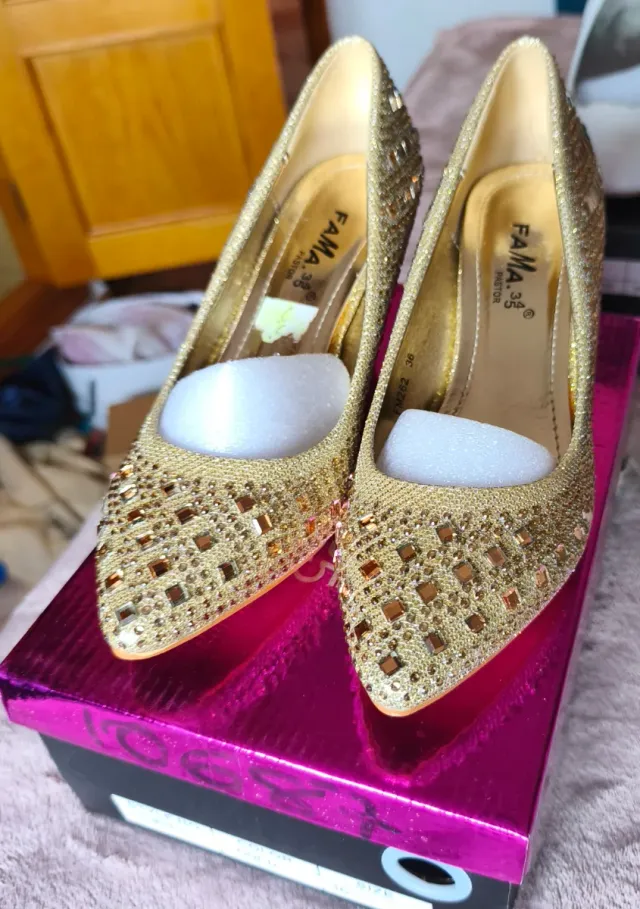 Zapatos dorados pedrería Talla 36