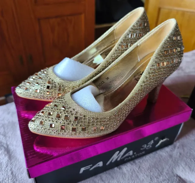 Zapatos dorados pedrería Talla 36