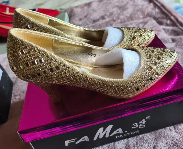 Zapatos dorados pedrería Talla 36