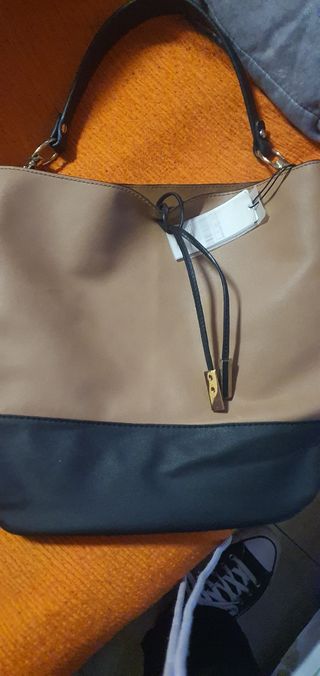 Bolso beige y negro