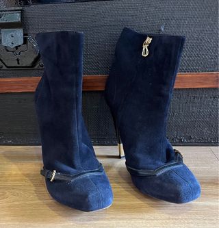 Botines ante azul marino con detalles dorados