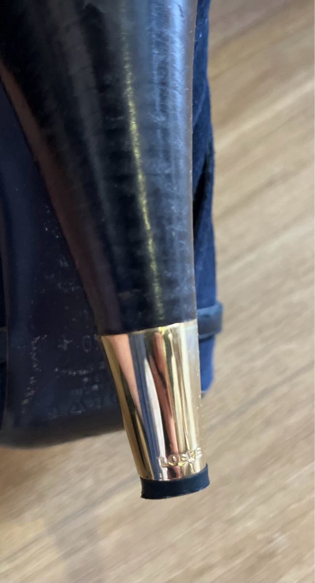 Botines ante azul marino con detalles dorados