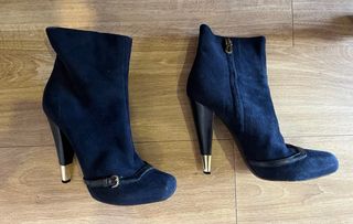 Botines ante azul marino con detalles dorados