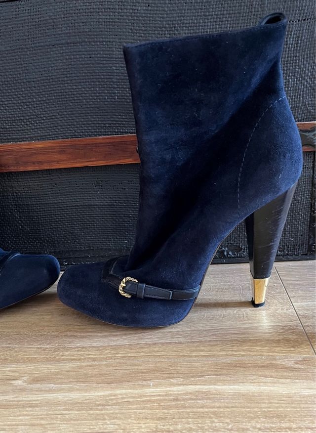 Botines ante azul marino con detalles dorados