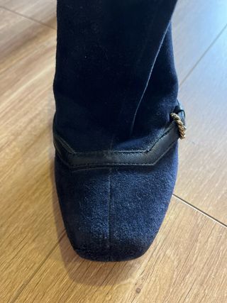 Botines ante azul marino con detalles dorados