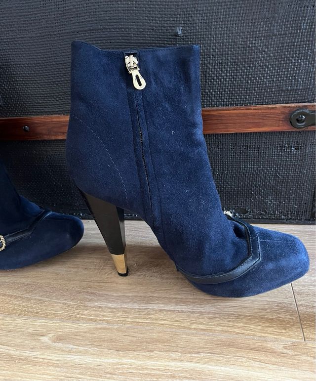 Botines ante azul marino con detalles dorados