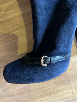 Botines ante azul marino con detalles dorados