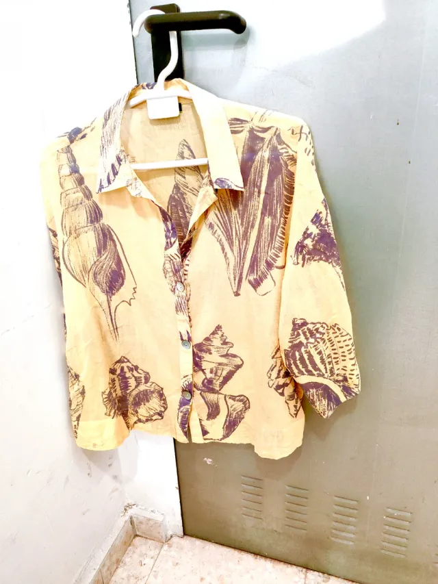 Camisa mujer beige con estampado de conchas