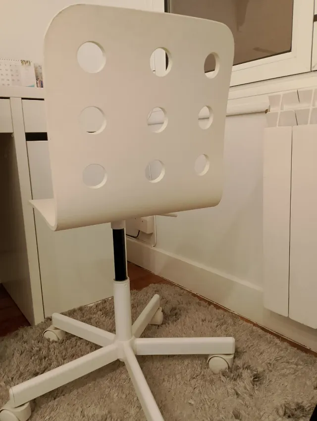 Silla infantil/juvenil blanca con ruedas