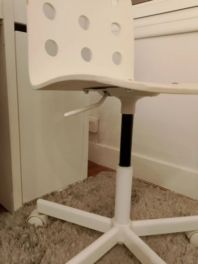 Silla infantil/juvenil blanca con ruedas