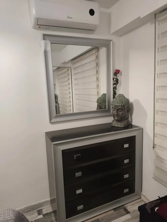 Cómoda cajonera con espejo