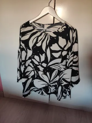 Blusa Couche Estampada Flores Blanca y Negra