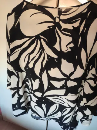 Blusa Couche Estampada Flores Blanca y Negra