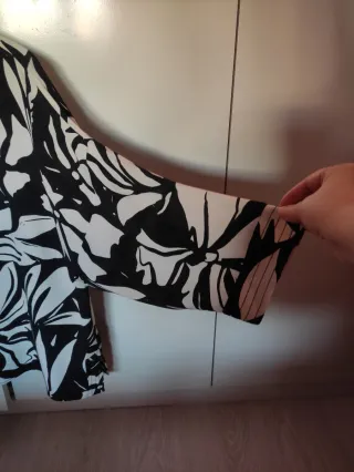 Blusa Couche Estampada Flores Blanca y Negra