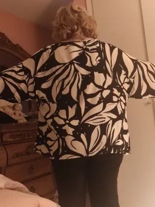 Blusa Couche Estampada Flores Blanca y Negra