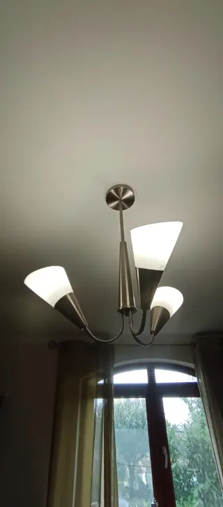 Candeeiro de teto prateado e branco