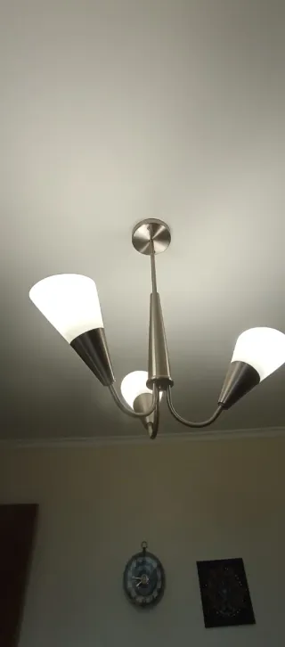 Candeeiro de teto prateado e branco