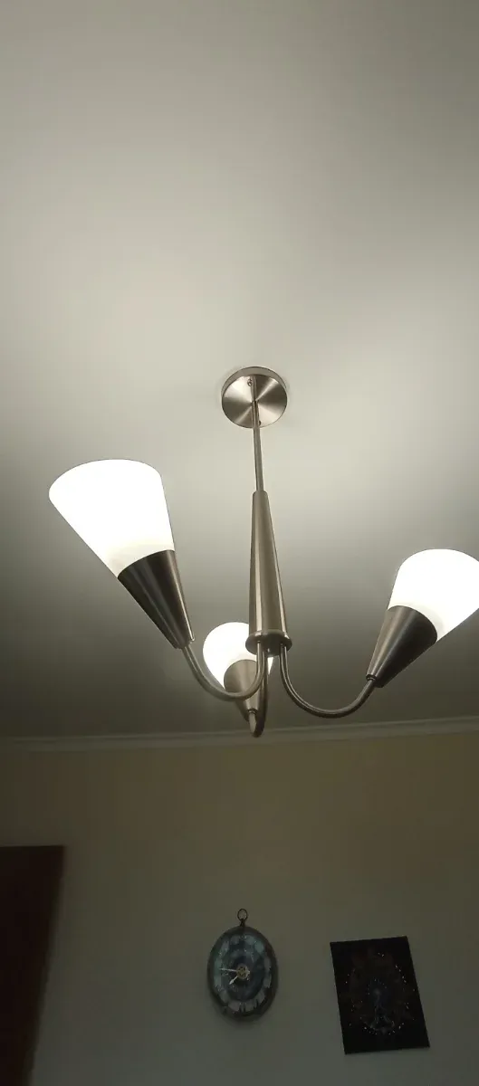 Candeeiro de teto prateado e branco