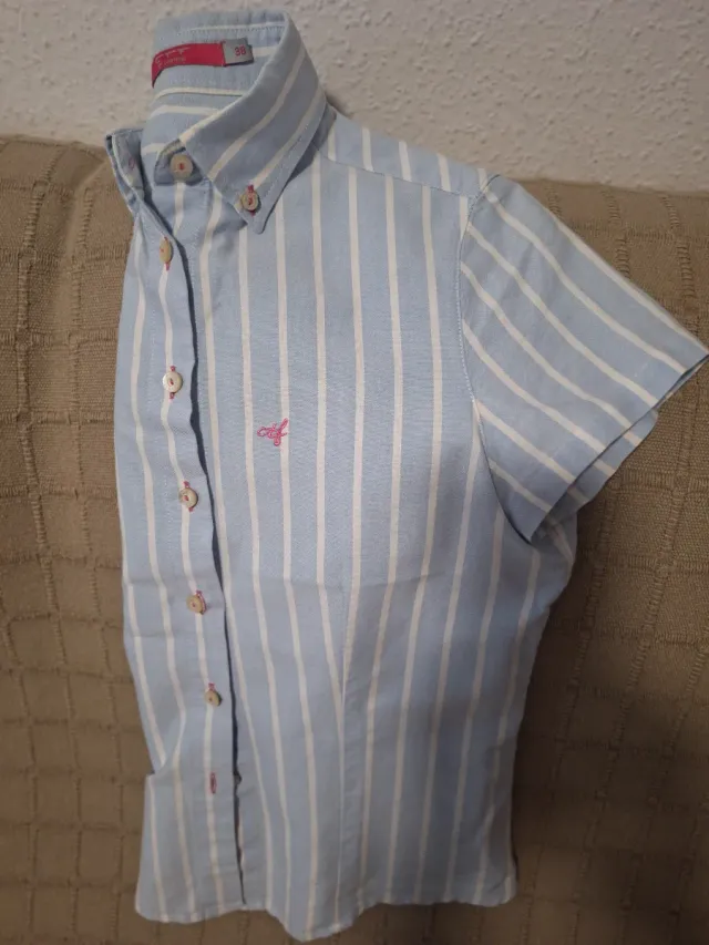 Blusa de rayas azul y blanco