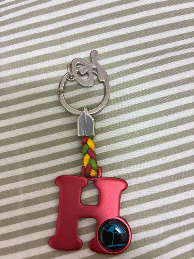 Llavero letra H con detalle