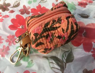 Monedero artesanal floral