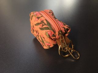 Monedero artesanal floral