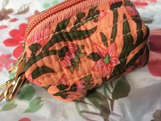 Monedero artesanal floral