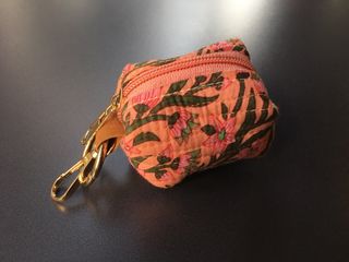 Monedero artesanal floral