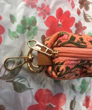 Monedero artesanal floral