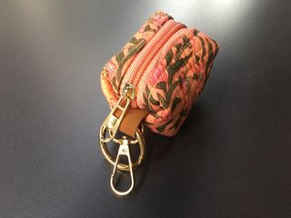 Monedero artesanal floral