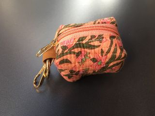 Monedero artesanal floral