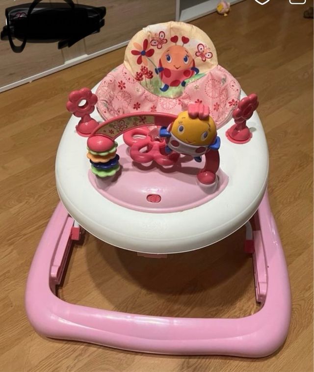 Andador infantil rosa con juguetes