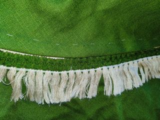 Falda mesa camilla artesanal verde vintage flecos