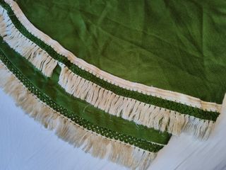 Falda mesa camilla artesanal verde vintage flecos