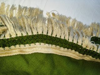 Falda mesa camilla artesanal verde vintage flecos