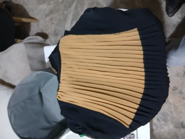 Vestido plisado beige y negro