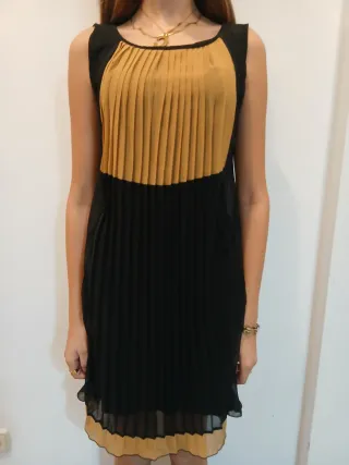 Vestido plisado beige y negro