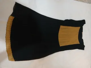 Vestido plisado beige y negro